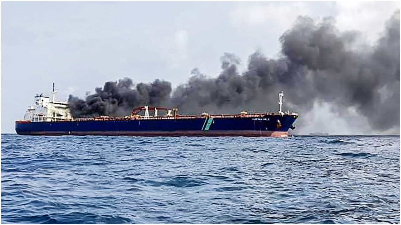 আমিরাত উপকূলে দুই ট্যাংকারের সংঘর্ষ, আগুন