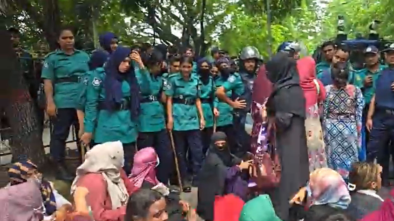 যমুনা অভিমুখে ‘তথ্য আপা’ প্রকল্পের কর্মীদের মিছিল, পুলিশের বাধা