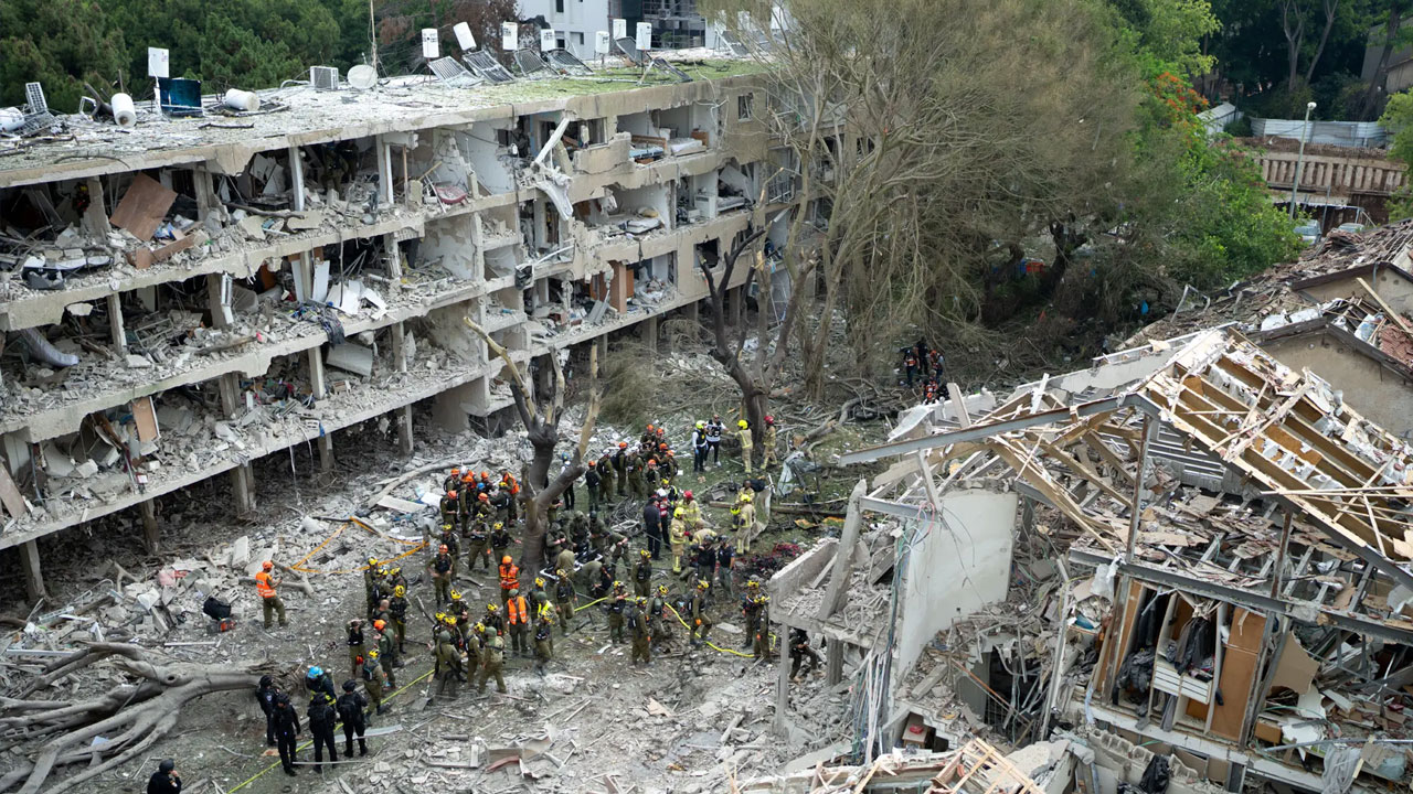 ইরানি ক্ষেপণাস্ত্র হামলায় তেল আবিব ও হাইফায় ব্যাপক ক্ষয়ক্ষতি