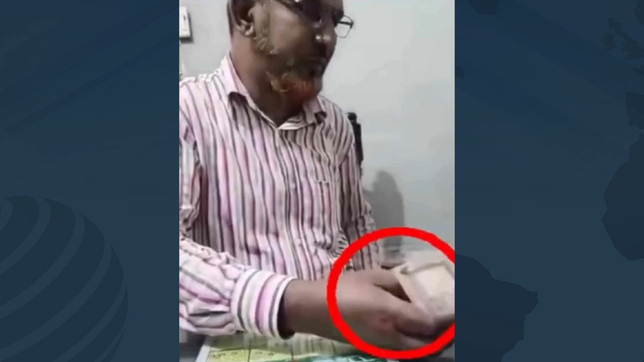 ঠাকুরগাঁওয়ে গুনে গুনে ঘুষ নেন সার্ভেয়ার, ভিডিও ভাইরাল