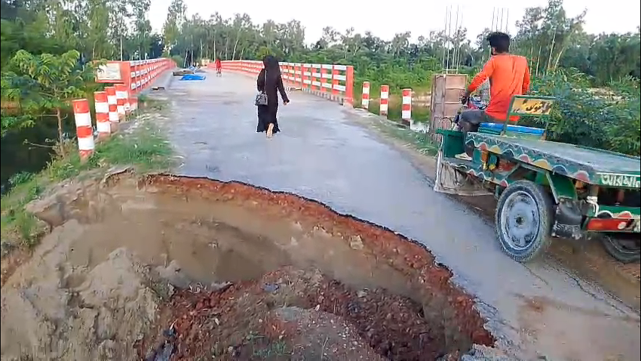 ঠাকুরগাঁওয়ে ভেঙে গেছে ব্রিজের সংযোগ সড়ক, লক্ষাধিক মানুষের ভোগান্তি