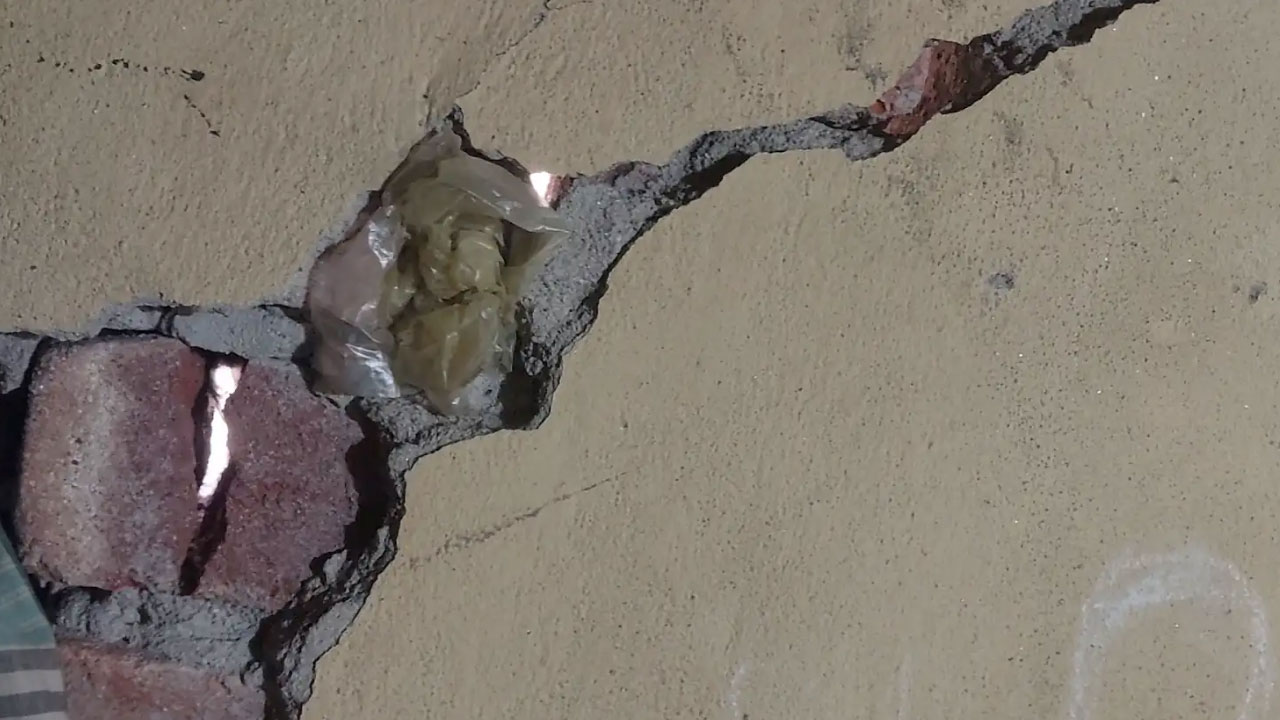 সামান্য বাতাসেও যেন কেঁপে ওঠে আশ্রয়ণ প্রকল্পের ঘর