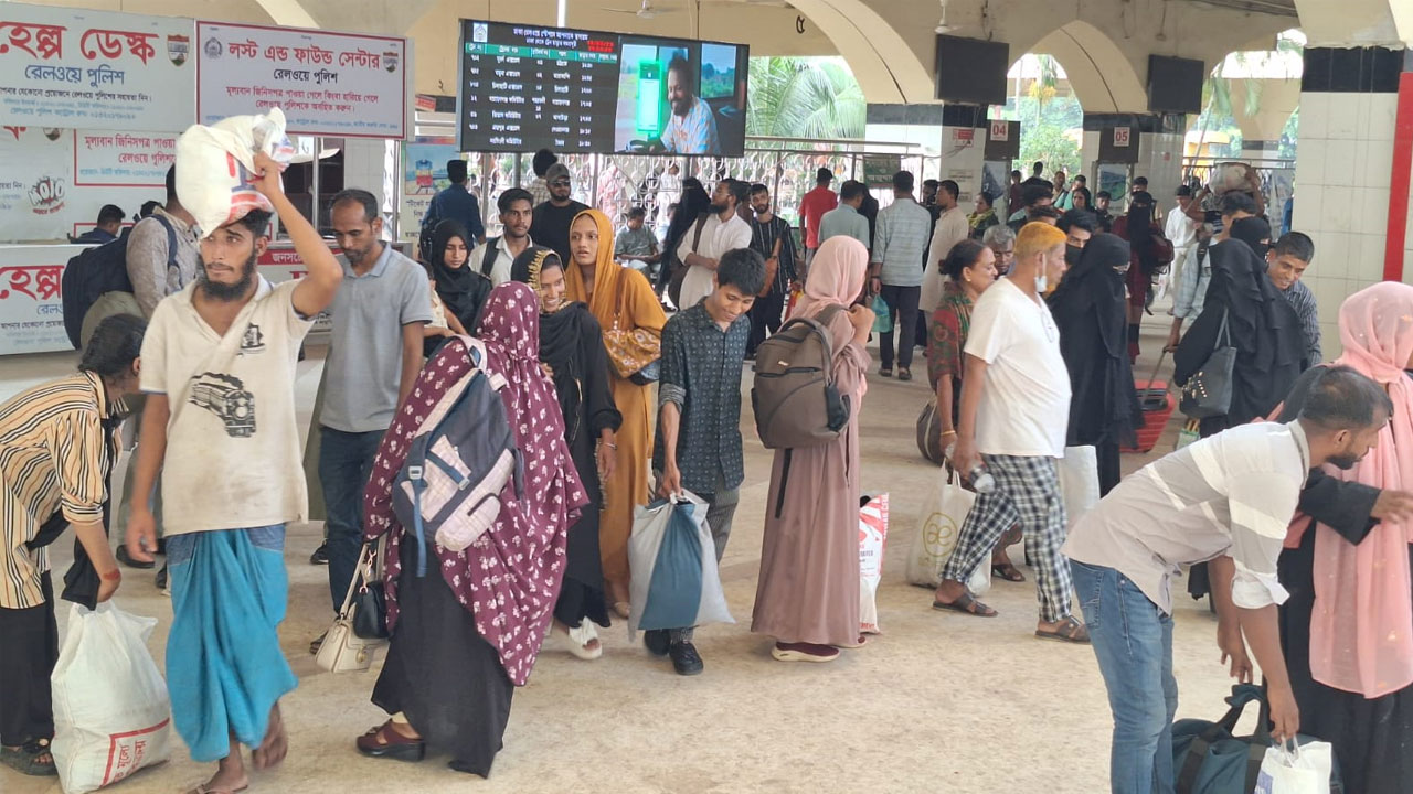 শেষ সময়ে ট্রেনে ঢাকায় আসছেন হাজারও মানুষ
