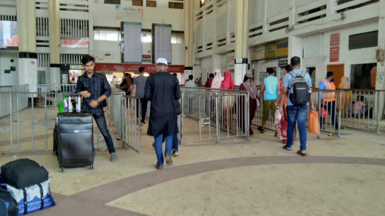 নেই অতিরিক্ত যাত্রীর চাপ; স্বস্তিতে কর্মস্থলে ফিরছে মানুষ