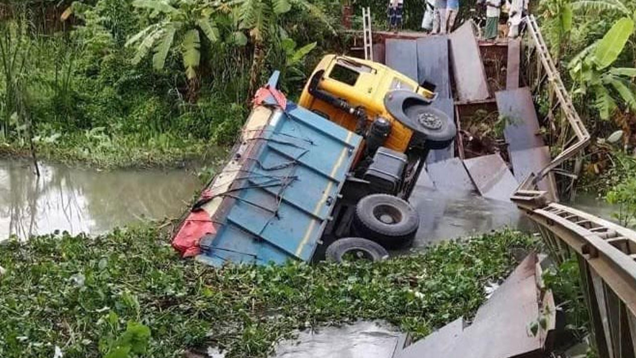 পিরোজপুরে বেইলি ব্রিজ ভেঙে কয়লা বোঝাই ট্রাক খালে, যোগাযোগ বিচ্ছিন্ন