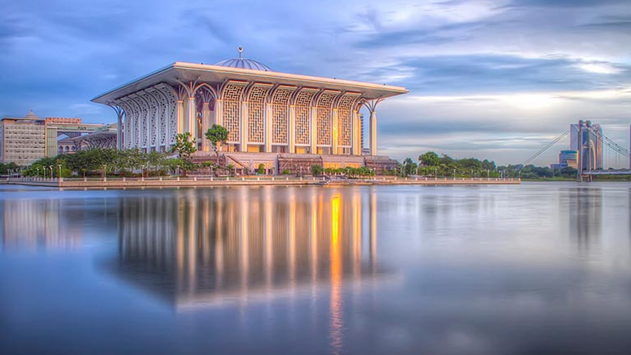 পানির ওপর নির্মিত নয়নাভিরাম ১৩ মসজিদ