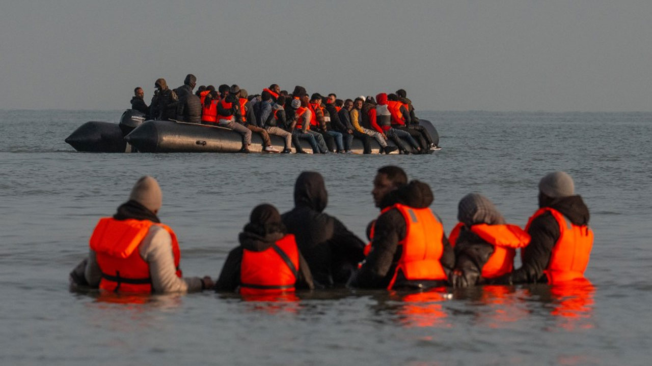 ইংলিশ চ্যানেল পেরিয়ে একদিনে যুক্তরাজ্যে ঢুকলেন ১২০০ অভিবাসী