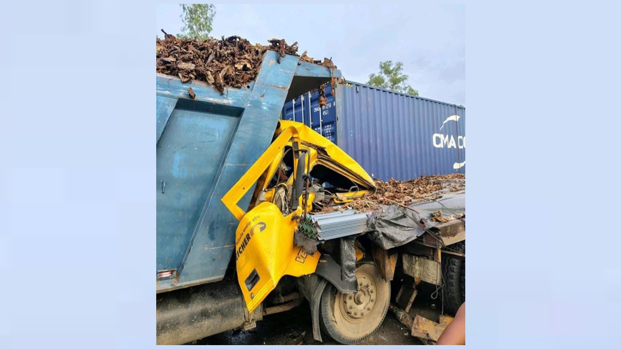 মীরসরাইয়ে লরির পেছনে ট্রাকের ধাক্কা, নিহত ২