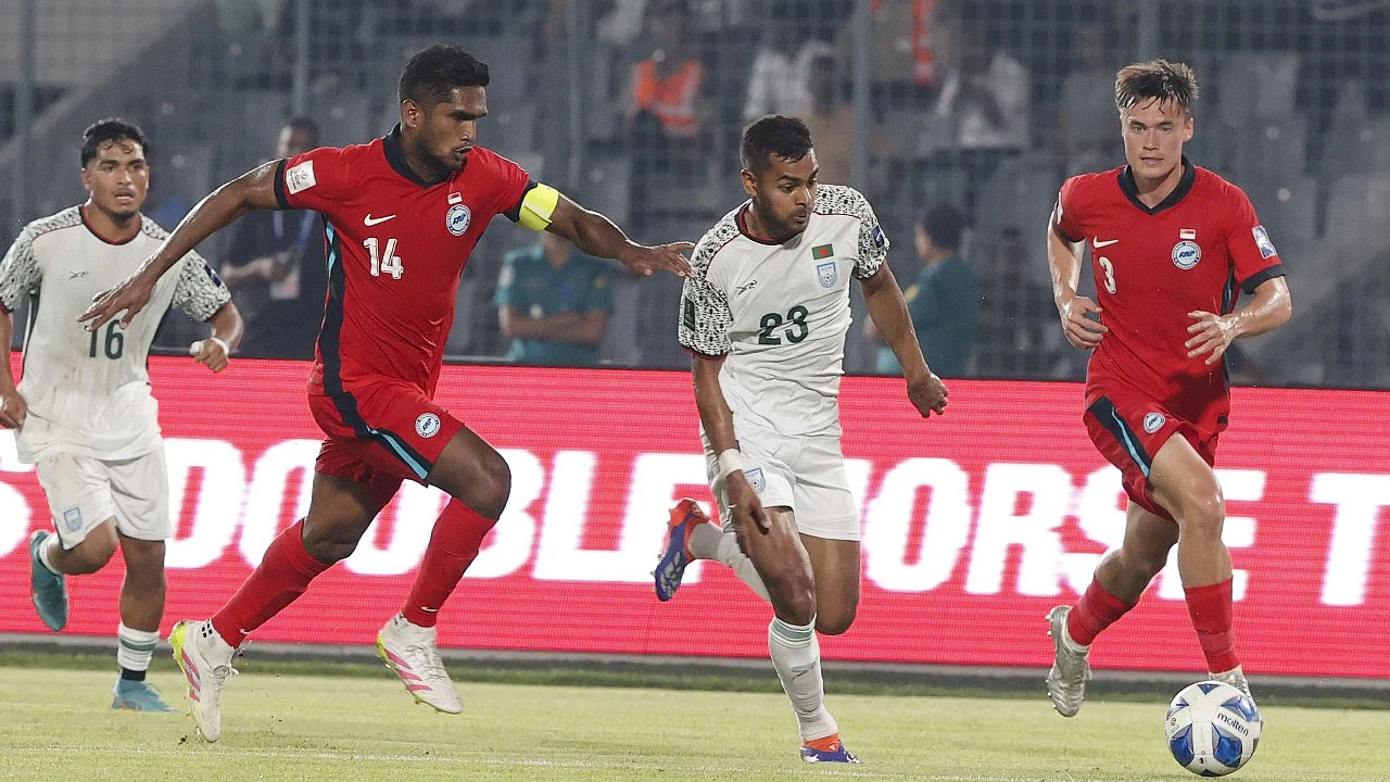 দর্শকদের ভোগান্তি, সাবেক ফুটবলাররা ‘অপমানিত’; শোধরাবে তো বাফুফে?