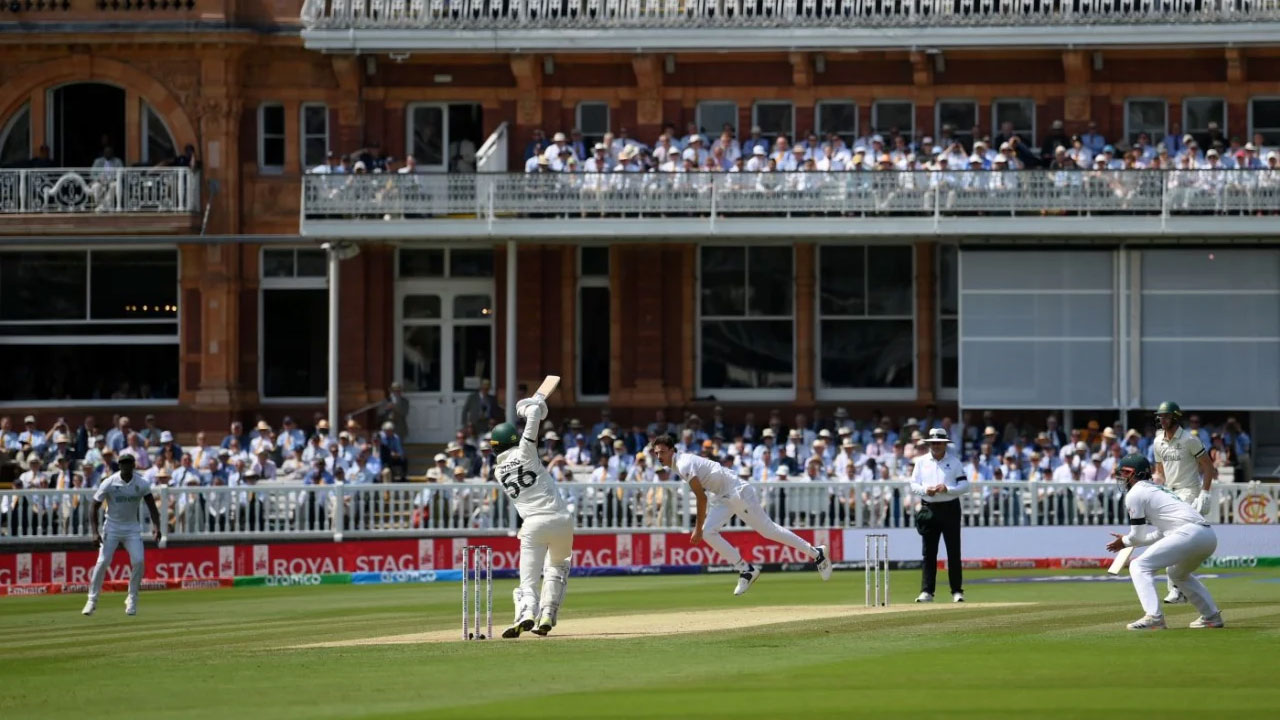 স্টার্কের ফিফটিতে বড় পুঁজিই পেল অস্ট্রেলিয়া
