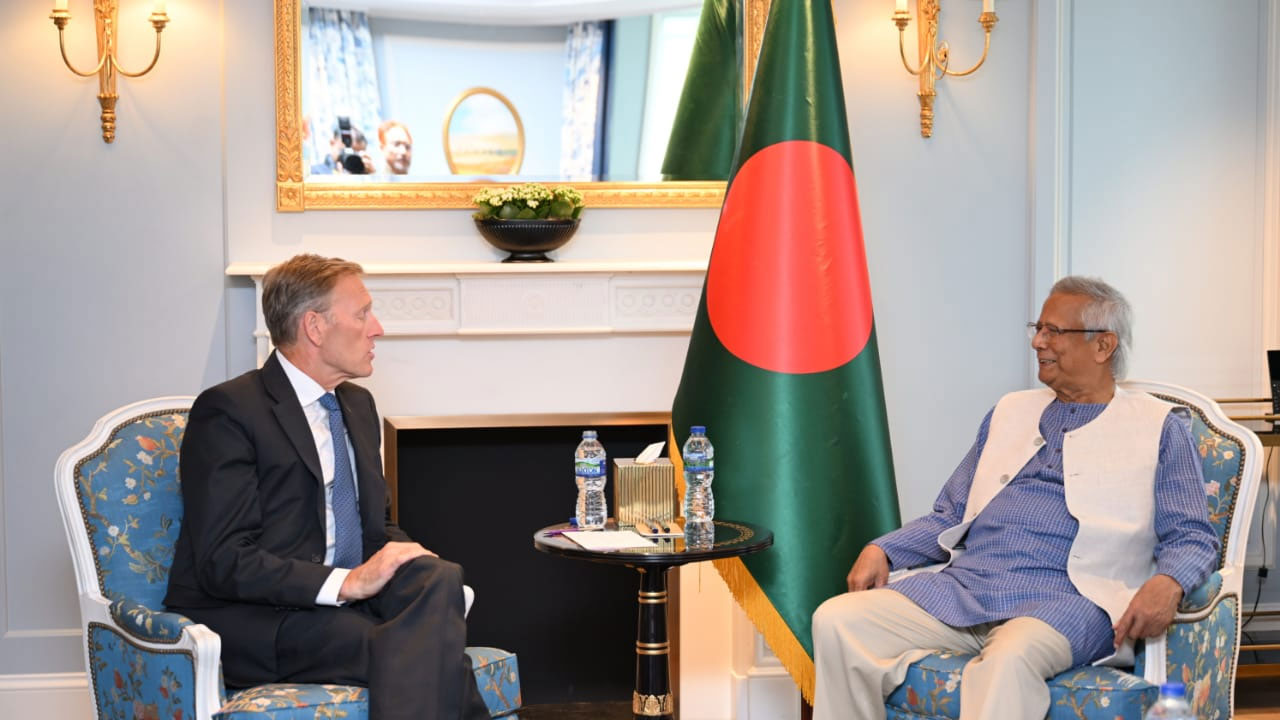 প্রধান উপদেষ্টার সঙ্গে এয়ারবাসের এক্সিকিউটিভ ভাইস প্রেসিডেন্টের সাক্ষাৎ