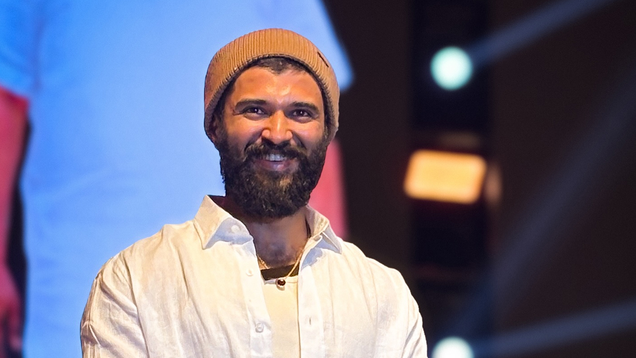 আইনি বিপাকে বিজয়