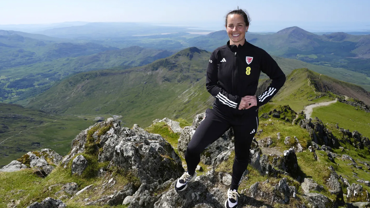 স্কোয়াড ঘোষণায় পায়ে হেঁটে ৩৫৬০ ফুট উঁচু পাহাড়ে ‍উঠলেন কোচ