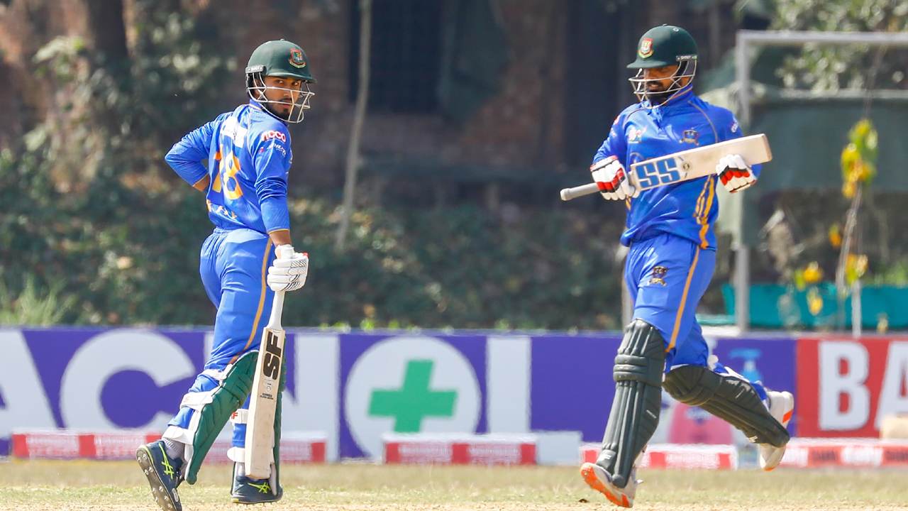 ‘নার্ভাস নাইন্টিতে’ আউট সাইফ-আফিফ, হারল দলও