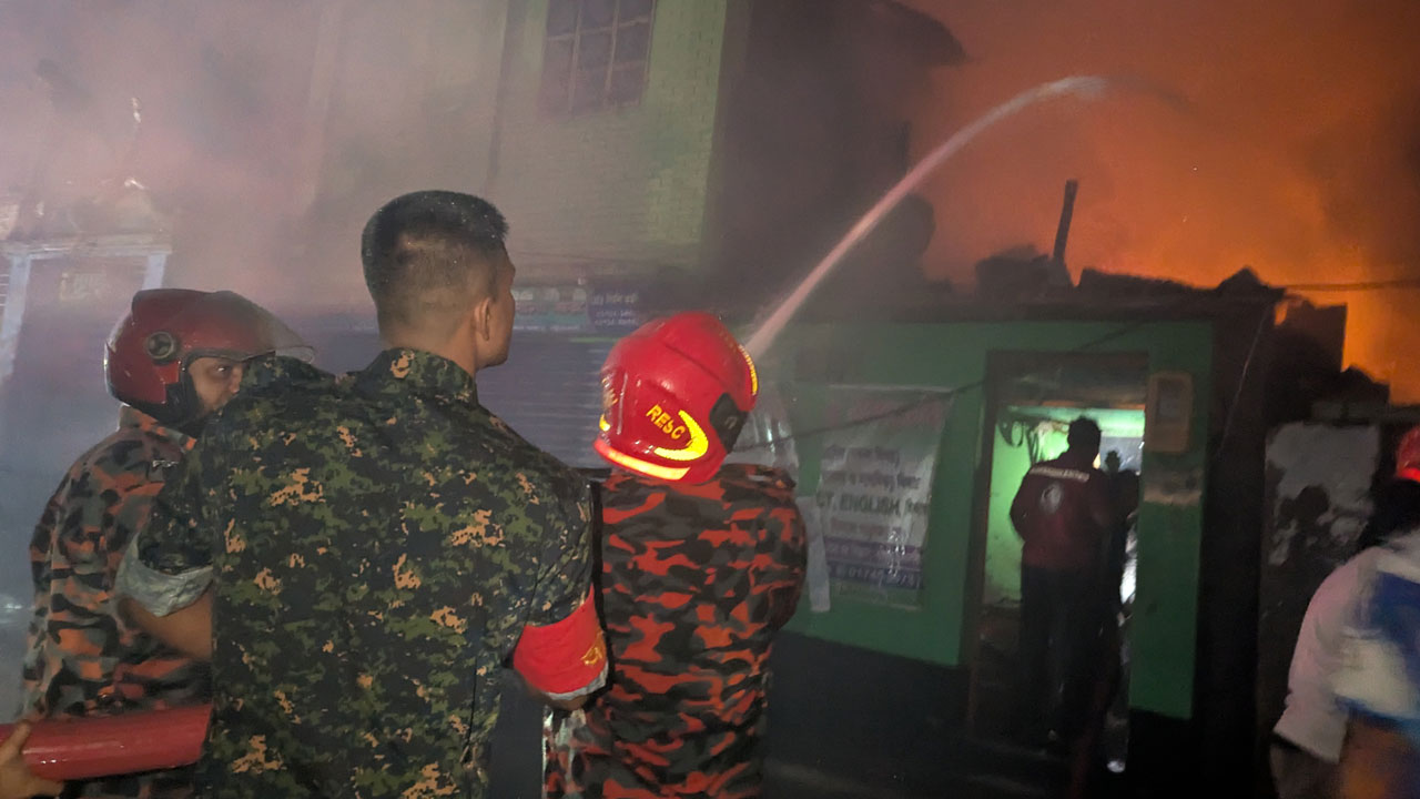 ভয়াবহ আগুনে পাঁচটি ঘর ও দুটি ব্যবসা প্রতিষ্ঠান ভস্মীভূত