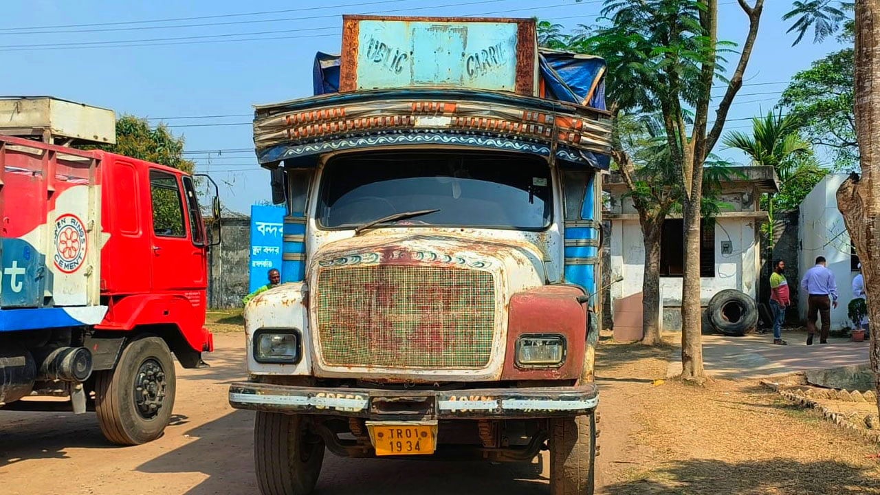 আখাউড়া স্থলবন্দর দিয়ে ৬ টন কাজুবাদাম আমদানি