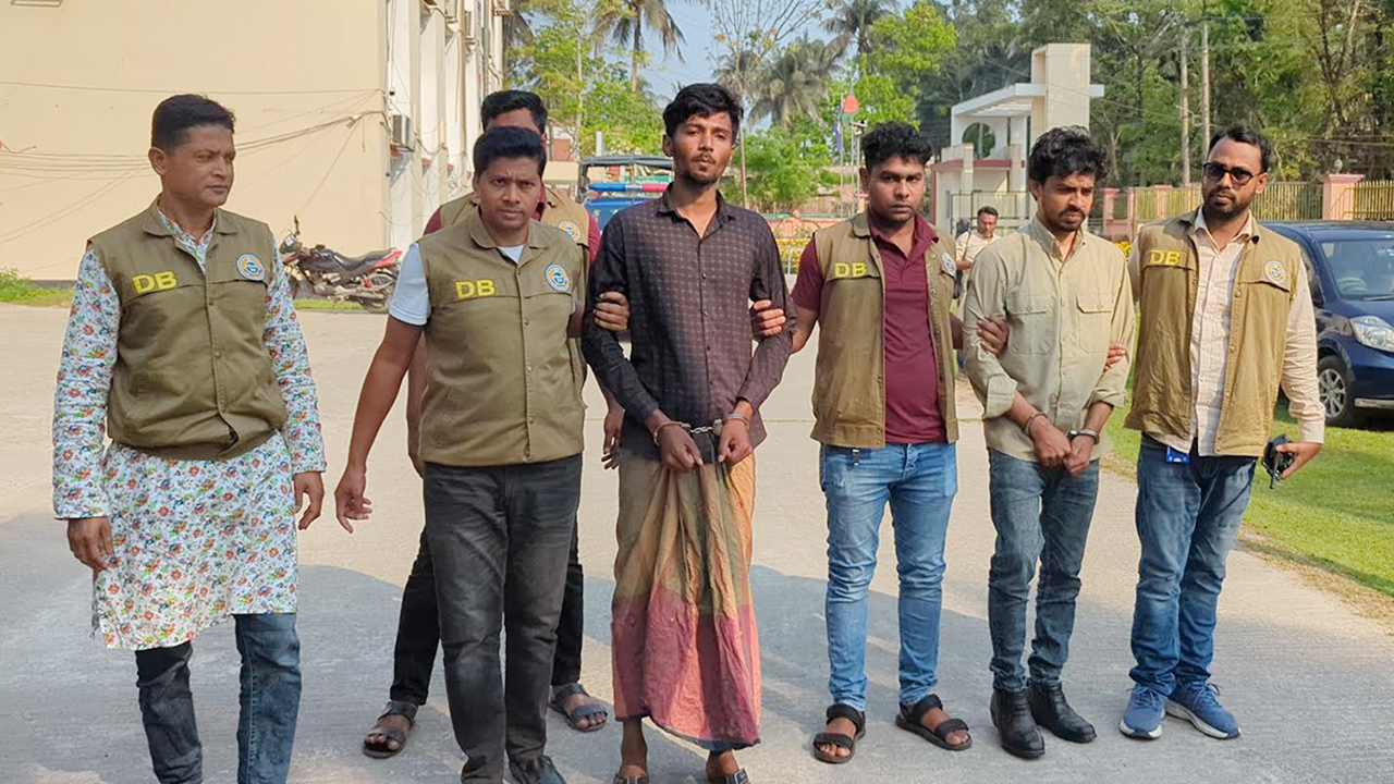 কাফির বাড়িতে অগ্নিসংযোগের ঘটনায় দুই ছাত্রলীগ কর্মী গ্রেপ্তার