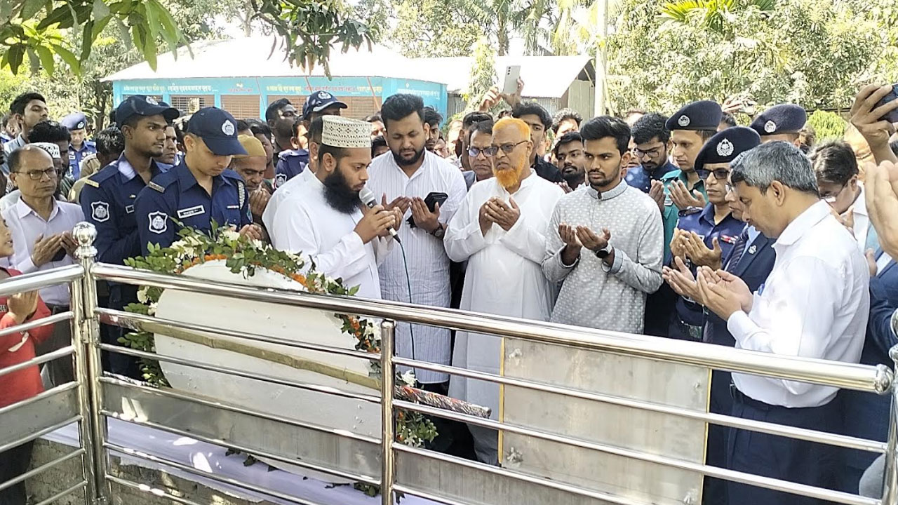 আবরার ফাহাদের কবর জিয়ারত করলেন উপদেষ্টা আসিফ