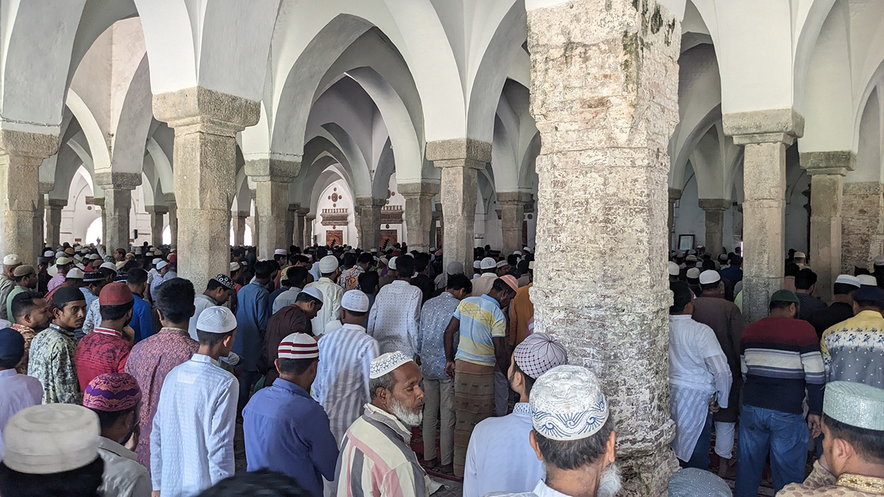 রমজানের প্রথম জুমায় ষাটগম্বুজ মসজিদে মুসল্লিদের ঢল