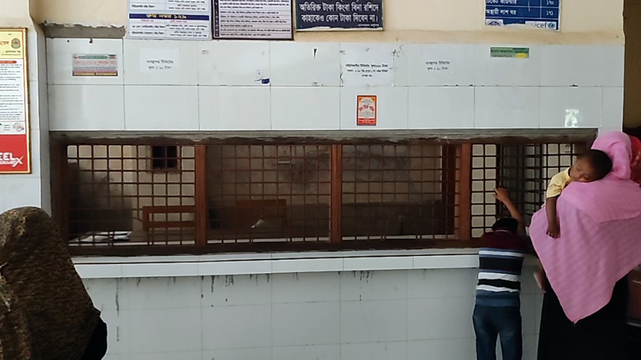 ইন্টার্ন চিকিৎসকদের কর্মবিরতিতে অচল শেবাচিম হাসপাতালের বহির্বিভাগ
