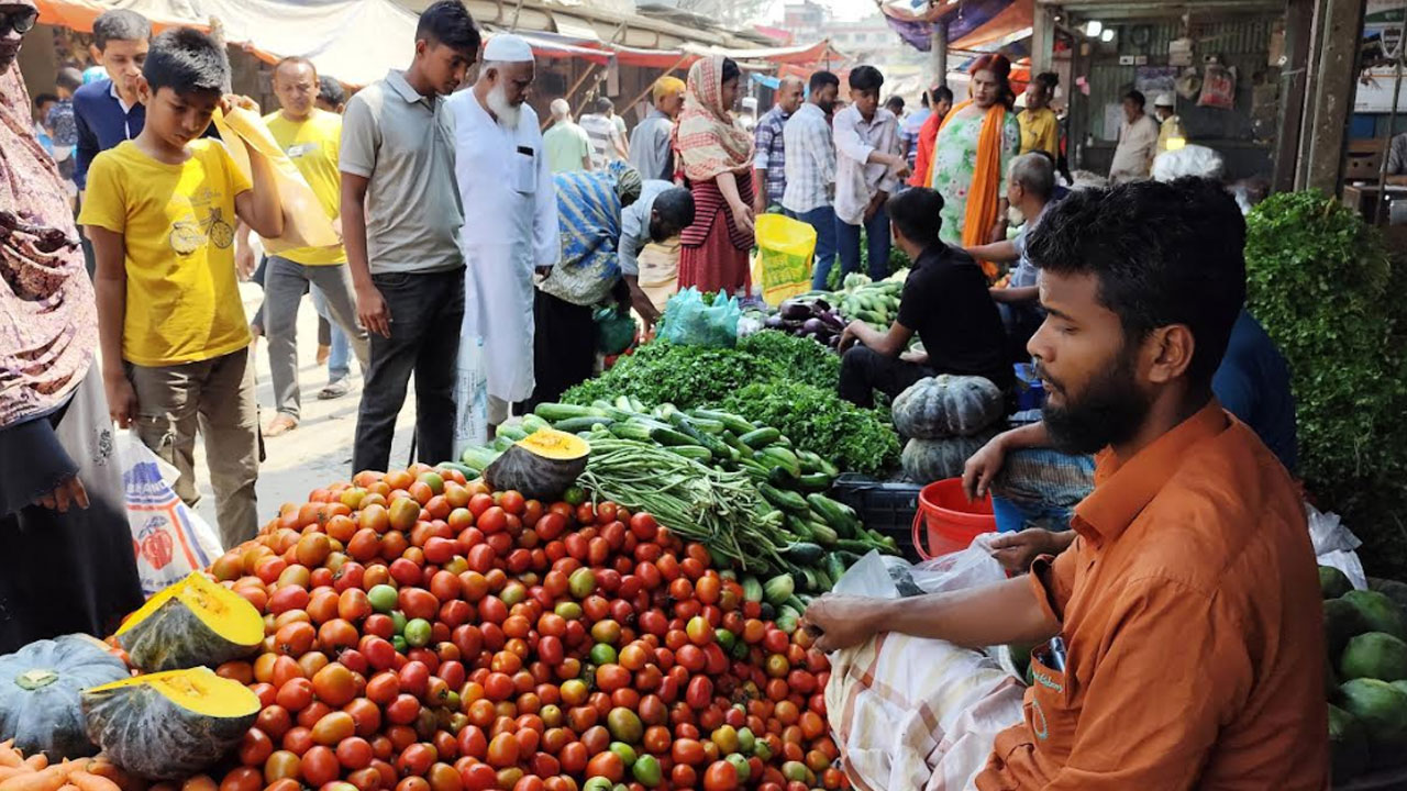 স্বস্তি ফিরেছে ভোলার কাঁচাবাজারে, ৩০ টাকায় লেবু ১৫ টাকায় টমেটো