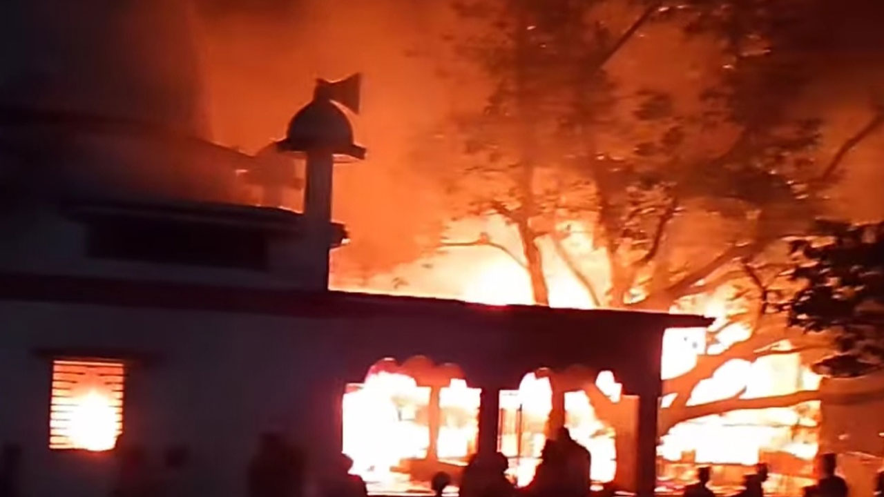 বরগুনায় মধ্যরাতে মাজার ভাঙচুর-অগ্নিসংযোগ