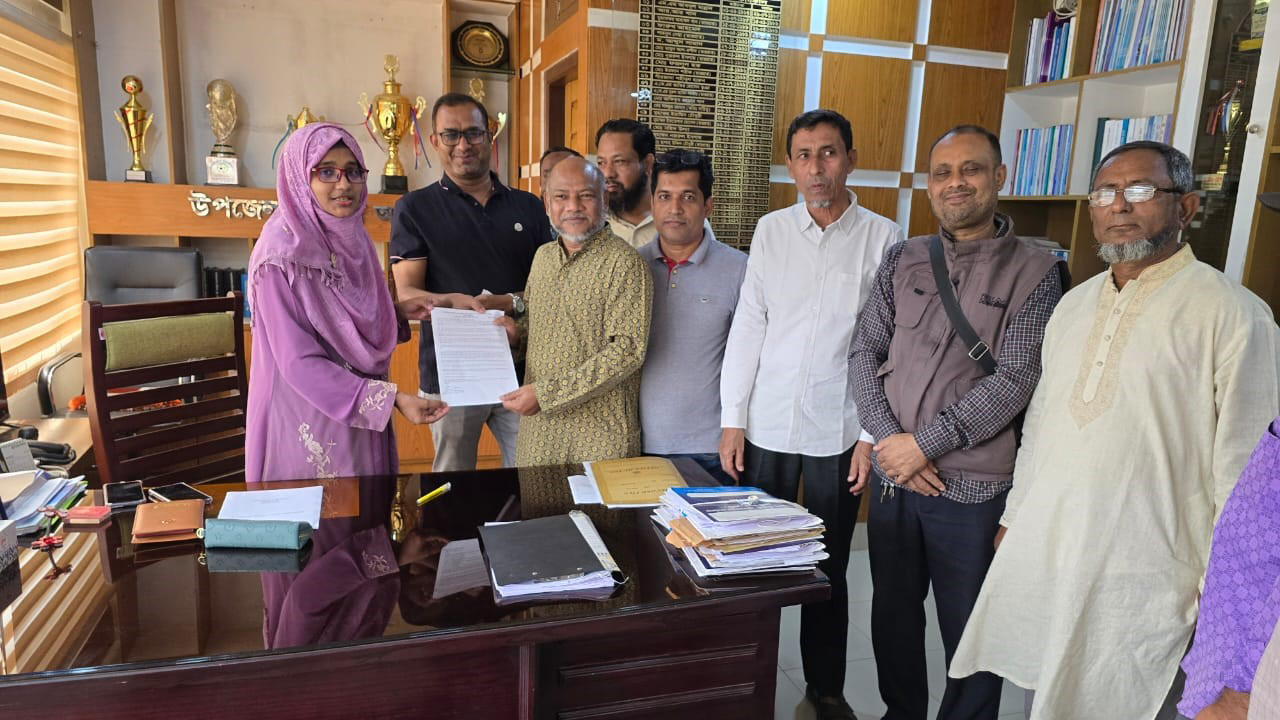 ইটভাটায় অভিযান বন্ধে ফেনীতে স্মারকলিপি প্রদান