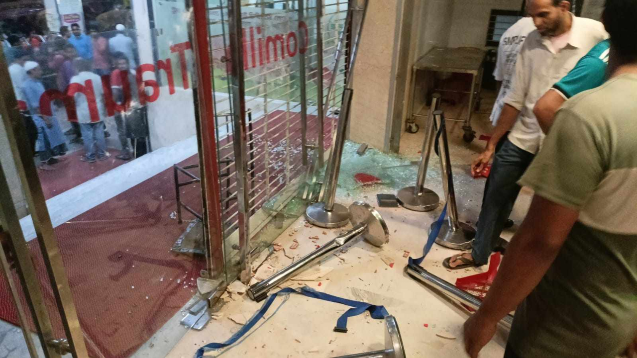 কুমিল্লায় ভুল চিকিৎসায় যুবকের মৃত্যুর অভিযোগ, হাসপাতাল ভাঙচুর