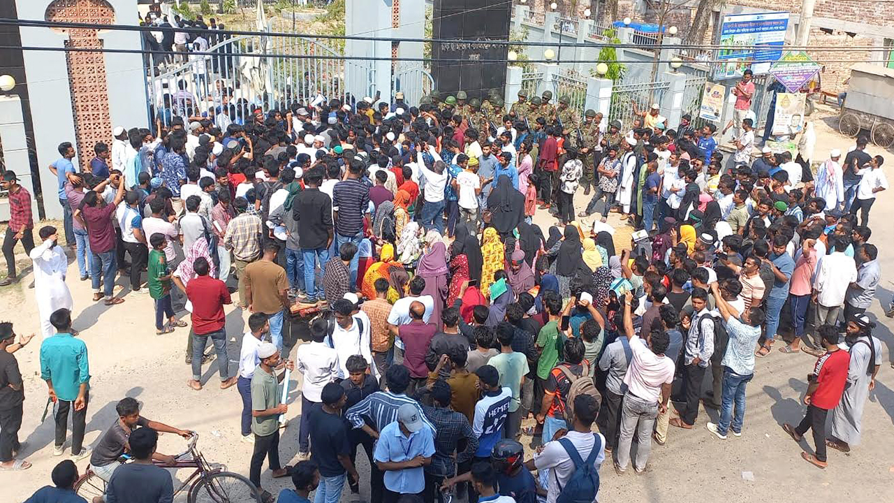 মাগুরায় আদালতে বিক্ষোভ, ধর্ষকদের পক্ষে দাঁড়াবেন না কোনো আইনজীবী