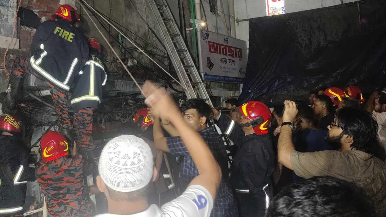 চট্টগ্রামের টেরিবাজারের আগুন নিয়ন্ত্রণে