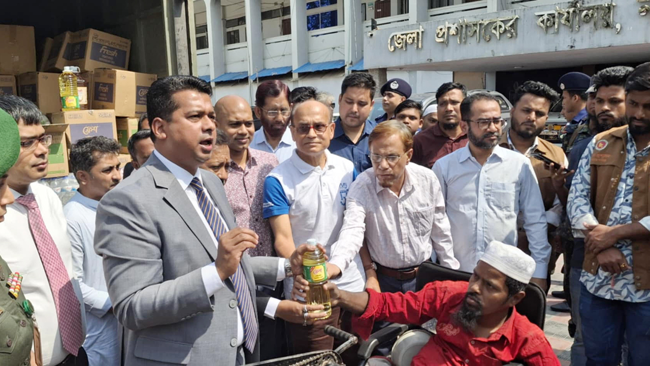 নারায়ণগঞ্জের ডিসির আহ্বানে বিশেষ ছাড়ে তেলসহ নিত্যপণ্য বিক্রি শুরু