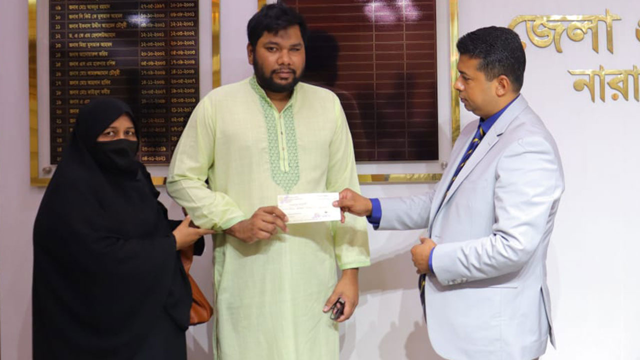জুলাই আন্দোলনে দৃষ্টি হারানো মাহবুবের পাশে নারায়ণগঞ্জের ডিসি