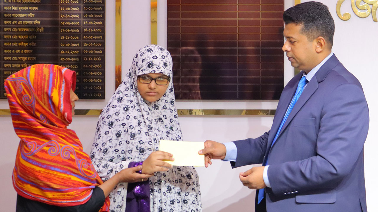 আলভীর দৃষ্টিশক্তি ফেরাতে পাশে দাঁড়ালেন নারায়ণগঞ্জের ডিসি