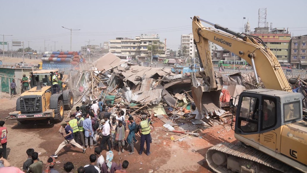 গাবতলীতে অর্ধশতাধিক অবৈধ স্থাপনা উচ্ছেদ