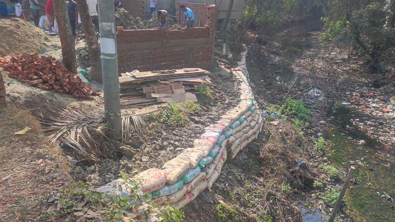 লক্ষ্মীপুরে বাধা দিয়েও ঠেকানো যায়নি খাল দখল!