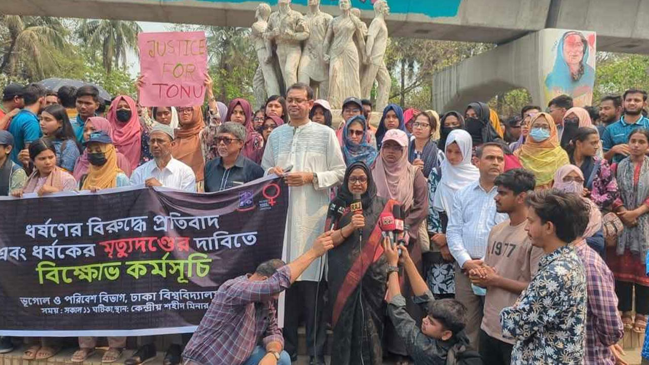 দ্বিতীয় দিনেও ধর্ষকদের ফাঁসির দাবিতে উত্তাল ঢাবি