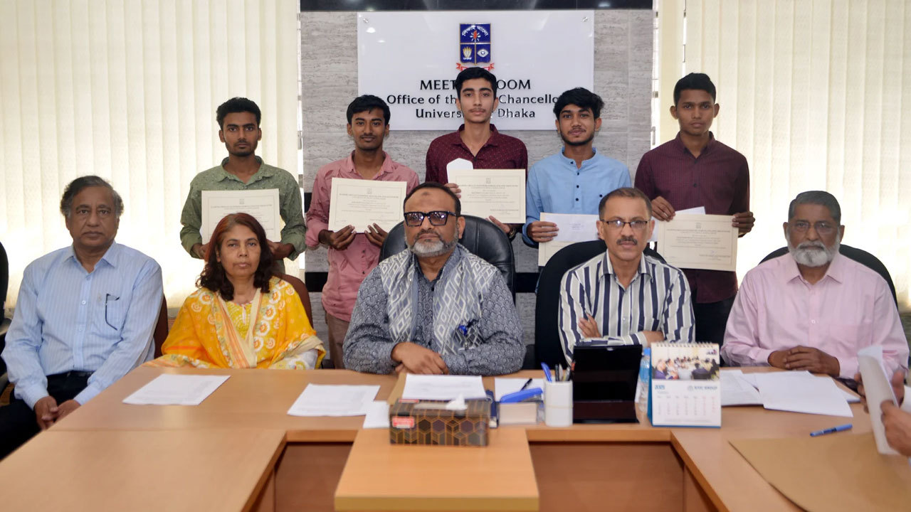 ঢাবিতে দুই ট্রাস্ট ফান্ডের অধীনে ১২ শিক্ষার্থীকে বৃত্তি প্রদান