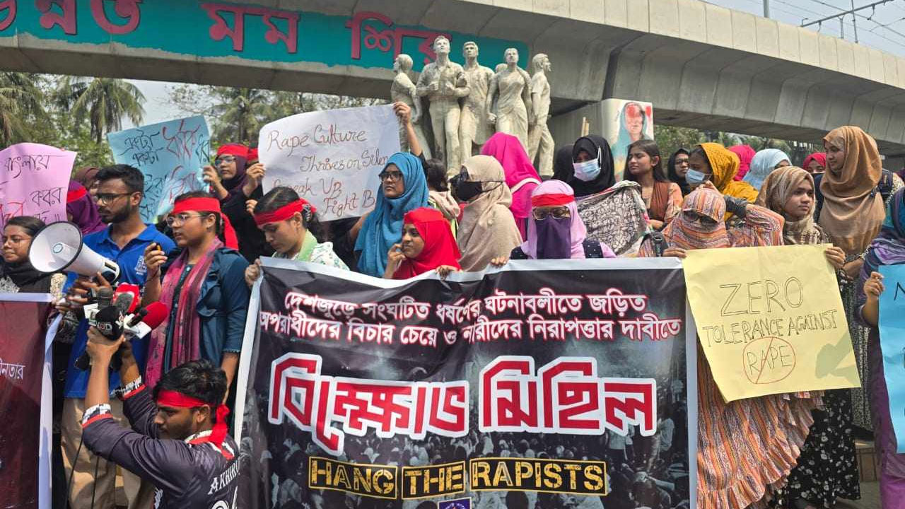 ধর্ষকদের ফাঁসির দাবিতে ঢাবি বিজ্ঞান অনুষদের শিক্ষার্থীদের বিক্ষোভ