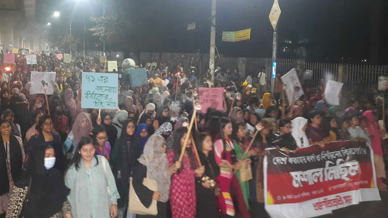 ধর্ষকদের শাস্তির দাবিতে ঢাবিতে মশাল মিছিল