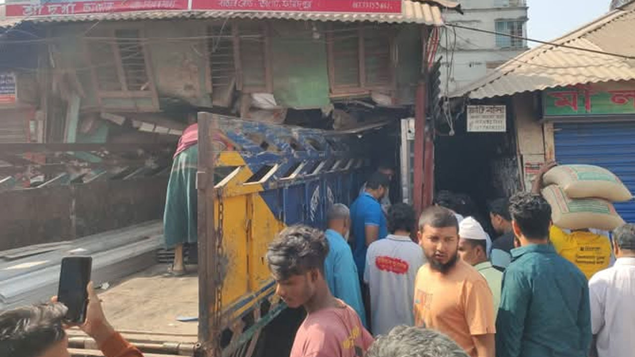 নিয়ন্ত্রণ হারিয়ে দোকানে ঢুকে গেল ট্রাক