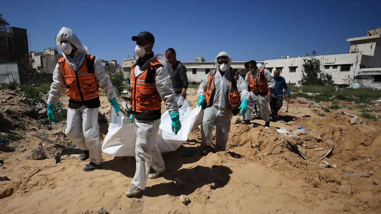 গাজার শিফা হাসপাতাল প্রাঙ্গণে সমাহিত ৬১ ফিলিস্তিনির লাশ উদ্ধার