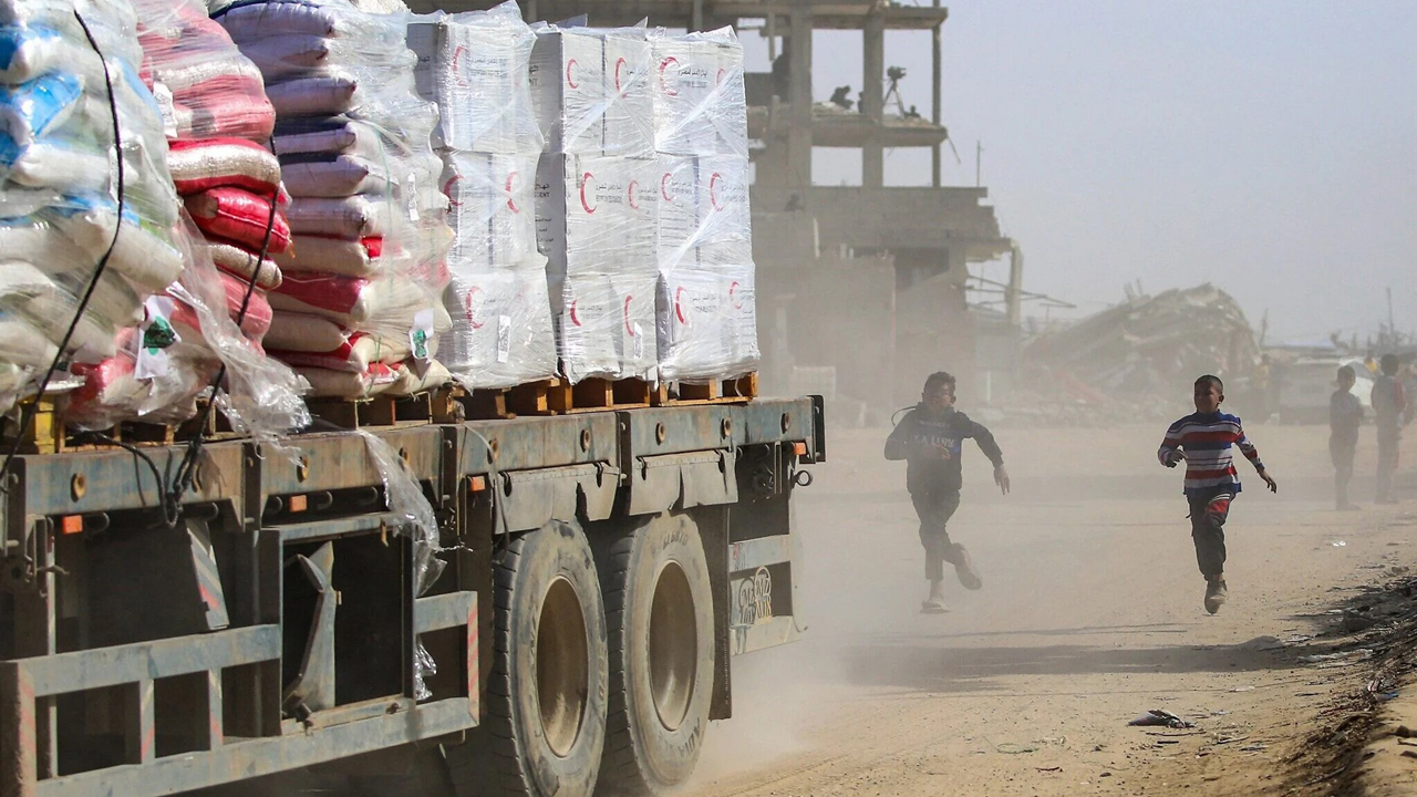 হঠাৎ বিশৃঙ্খল পরিস্থিতি, গাজায় হন্য হয়ে খাবার খুঁজছেন মানুষ