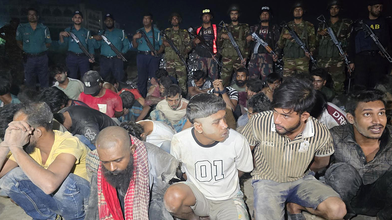 টঙ্গীতে যৌথ বাহিনীর অভিযানে আটক ৬০, মাদকসহ দেশীয় অস্ত্র জব্দ