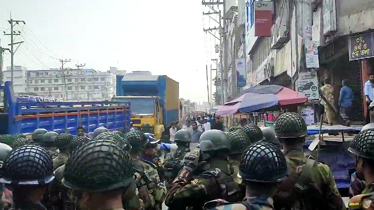 গাজীপুরে মহাসড়কে শ্রমিকদের বিক্ষোভ, ১২ কারখানায় ছুটি ঘোষণা