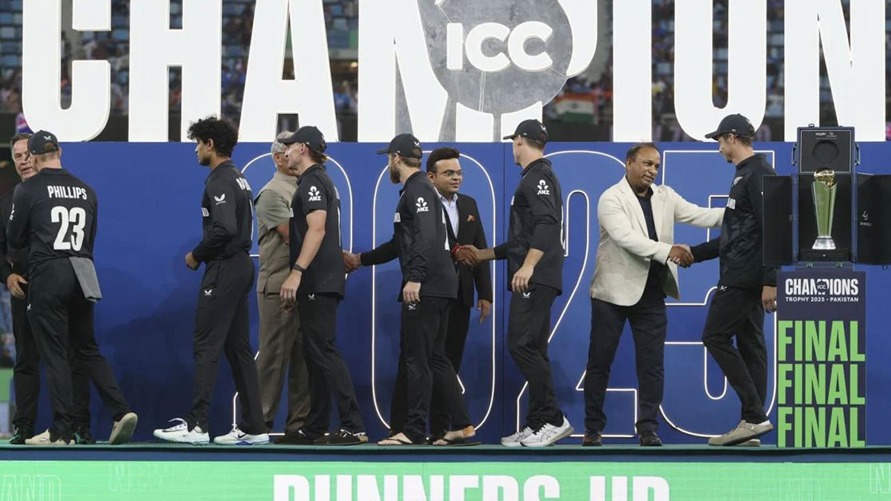 আয়োজক হয়েও পুরস্কার বিতরণে নেই পাকিস্তানের কেউ, চলছে সমালোচনা