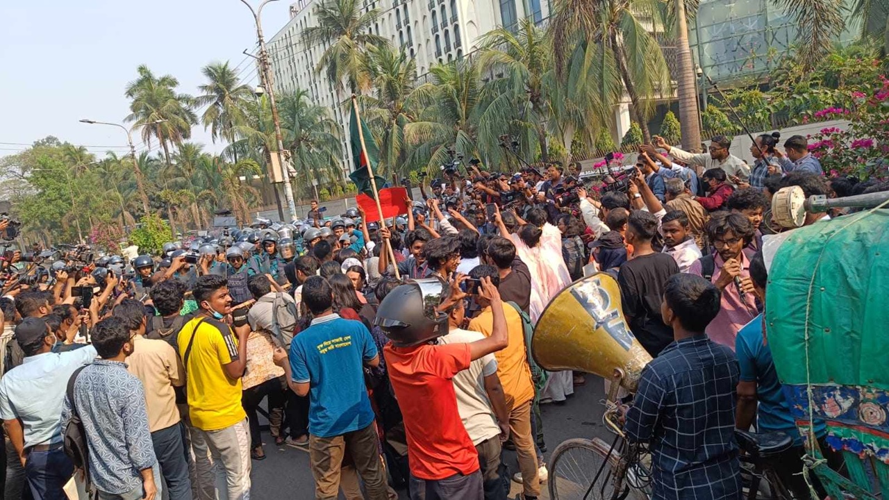 প্রধান উপদেষ্টার কার্যালয় অভিমুখে পদযাত্রা, হাতাহাতিতে আহত পুলিশ