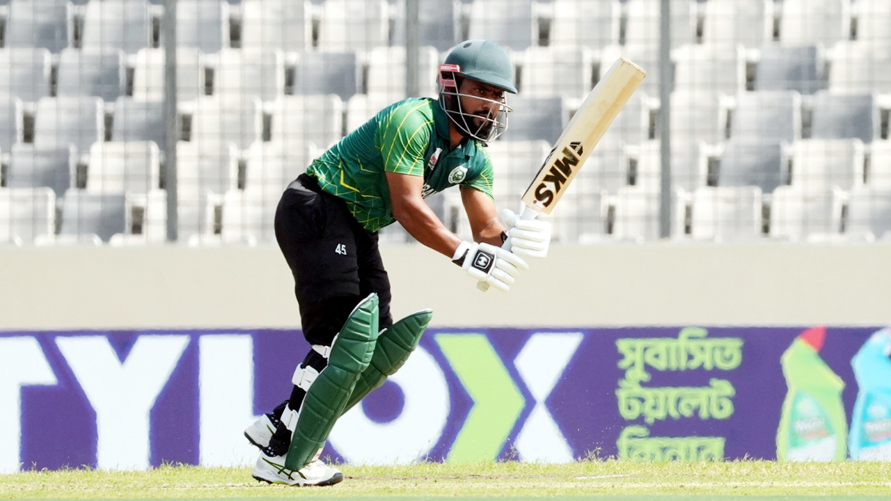 নিজের আউট নিয়ে প্রশ্ন তুলে ভিডিও প্রকাশ ইমরুল কায়েসের