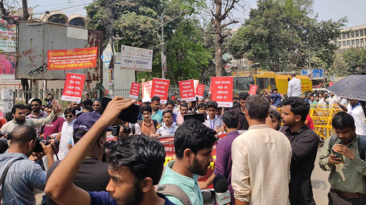 শহীদ মিনারের উদ্দেশ্যে পদযাত্রা শুরু করেছে ইনকিলাব মঞ্চ