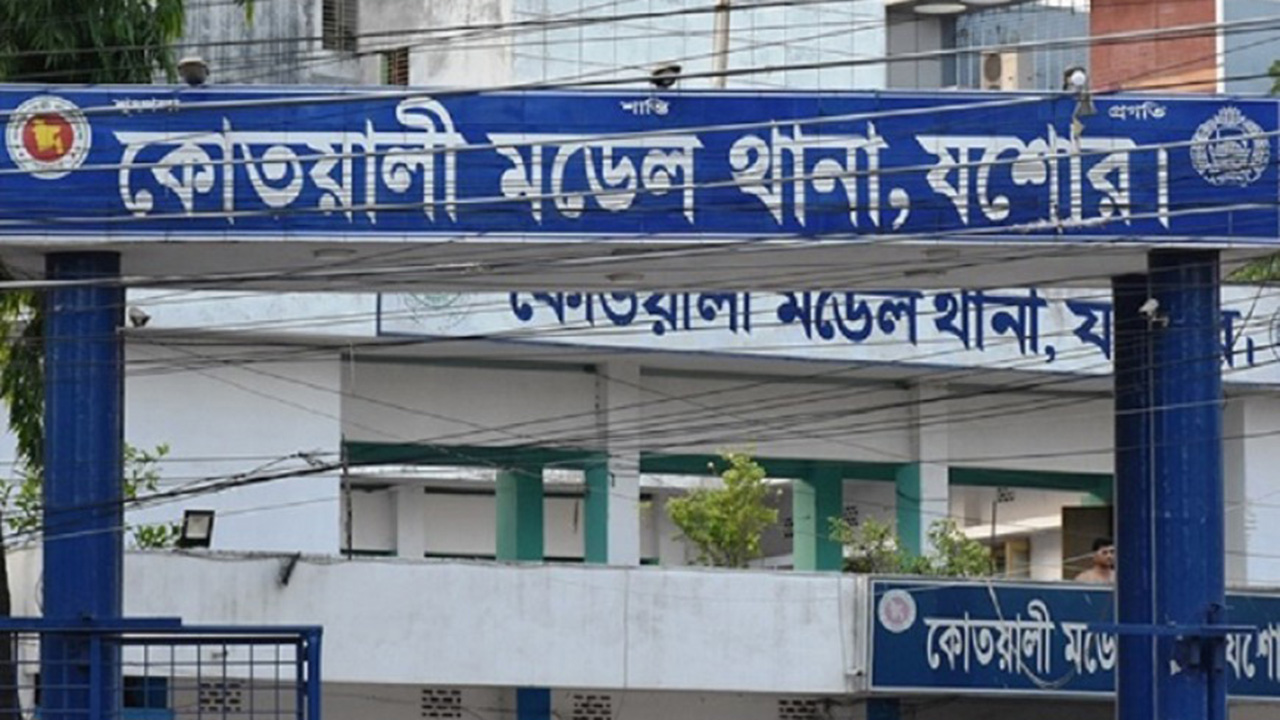 ৪ বছরের শিশুর গলায় ছুরি ঠেকিয়ে মাকে ধর্ষণের চেষ্টা