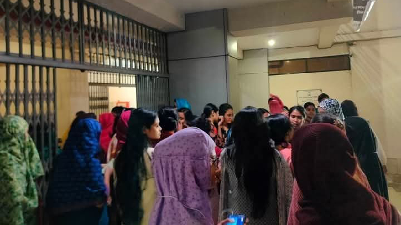 হলে নেটওয়ার্কের দাবিতে মধ্যরাতে জবি ছাত্রীদের বিক্ষোভ